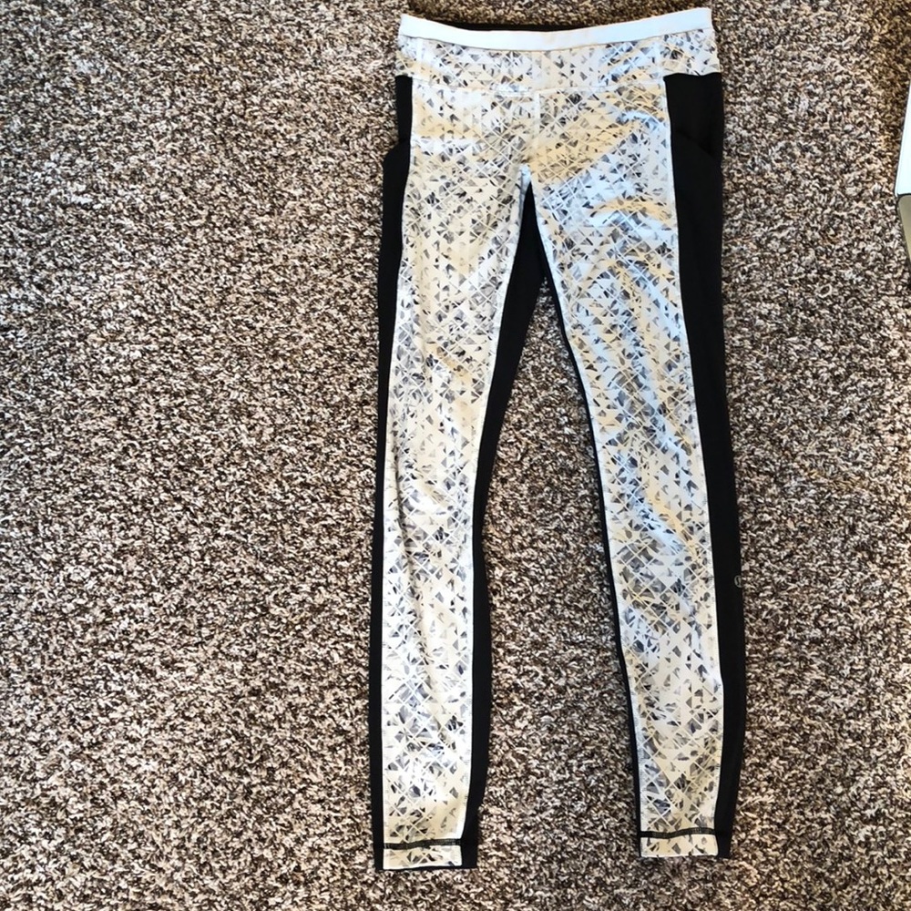 Black and white pattern lululemon leggings